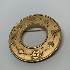 Vintage rare Edwin Pearl round goldtone Spain America sun moon & stars voyage